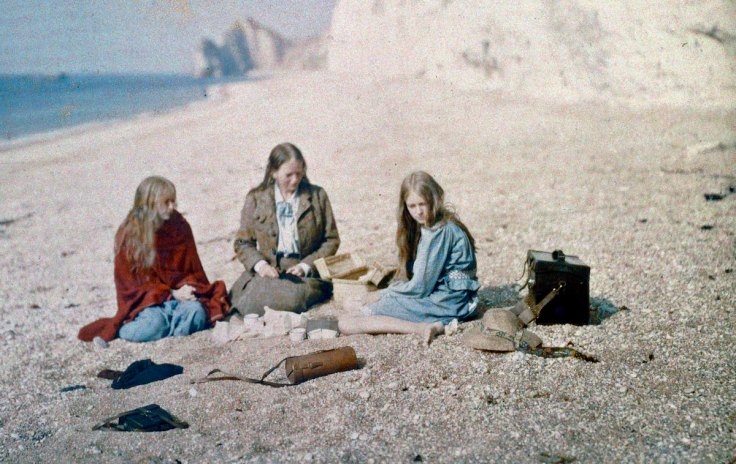 1913 By Mervyn O Gorman His family eat their picnic in Dorset (UK). Early colour Autochrome